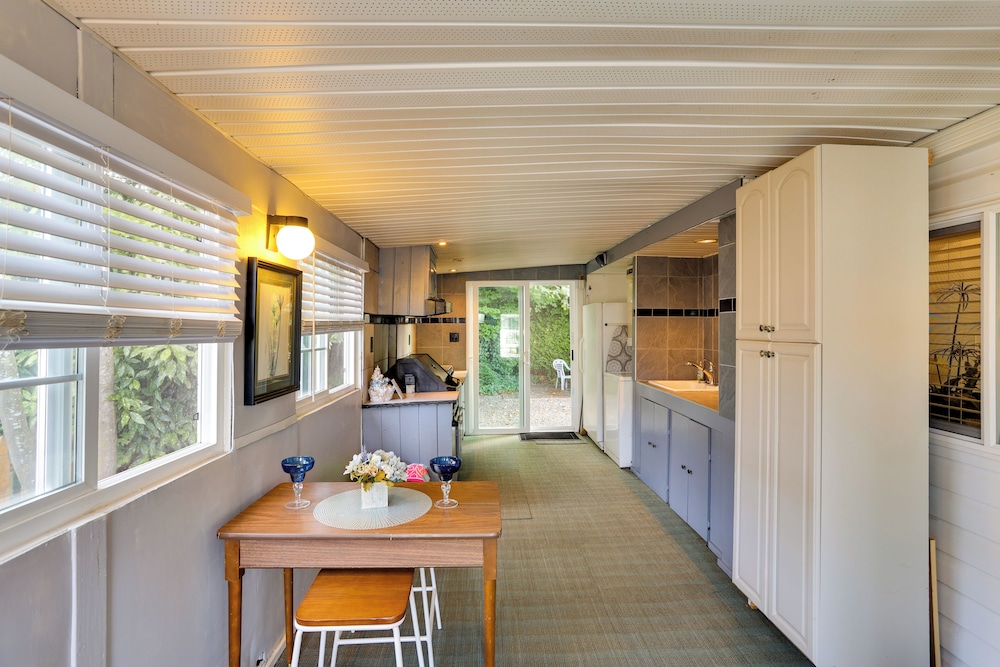 1 Mi to Birch Bay SP! Cozy Cabin w/ Pool Access