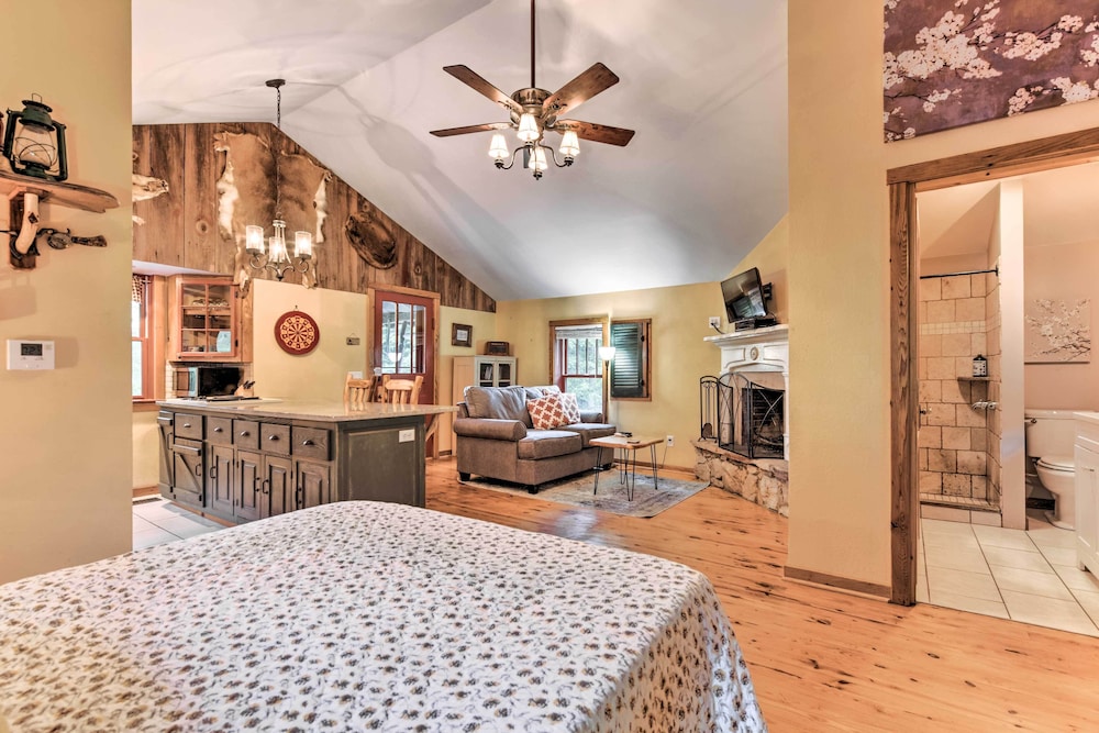 'baby Bear' Clyde Cabin on Mountain Farm!