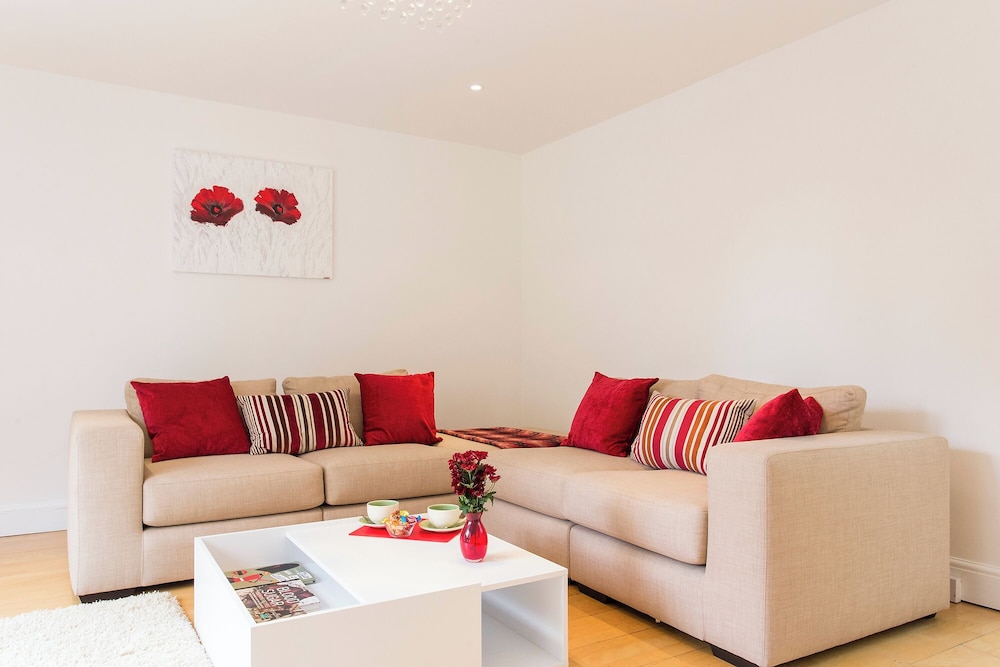 JOIVY 2-bed flat in West London