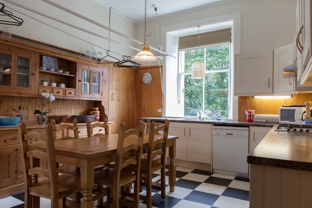 Amazing 4 Bedroom Apartment Just Off The Meadows