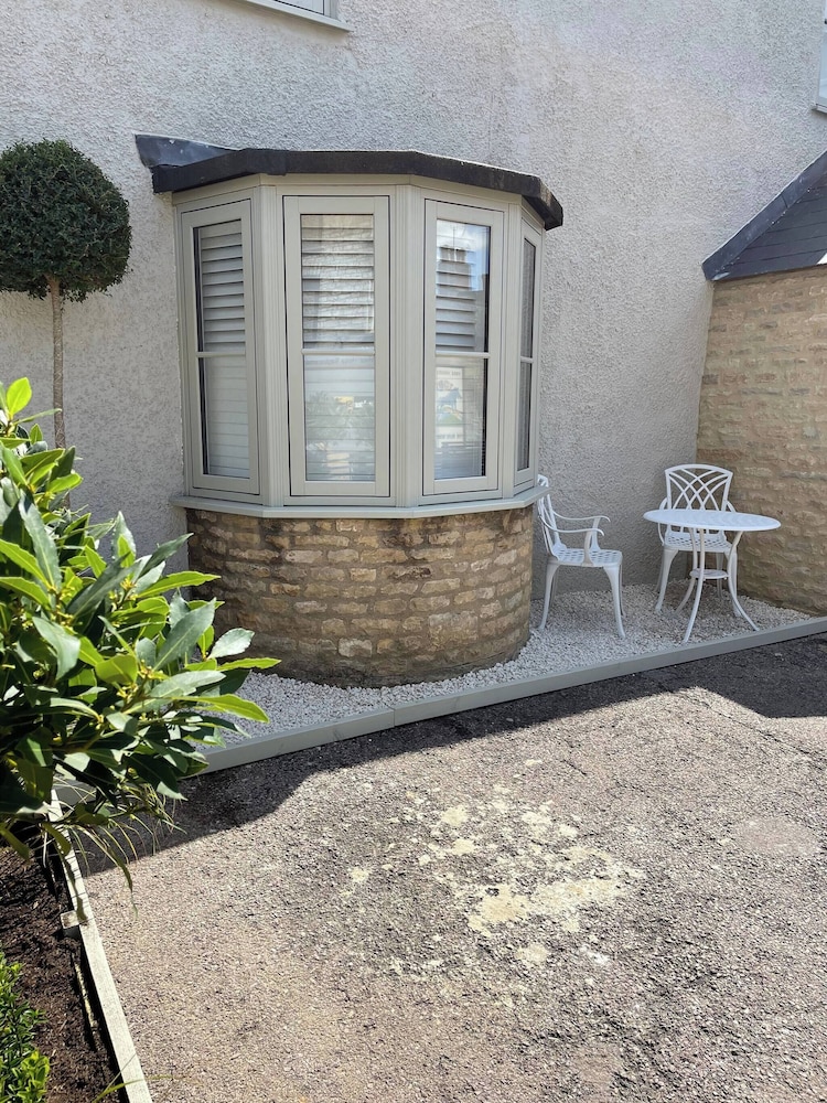 Cottage on High Street, own Parking and EV Charger
