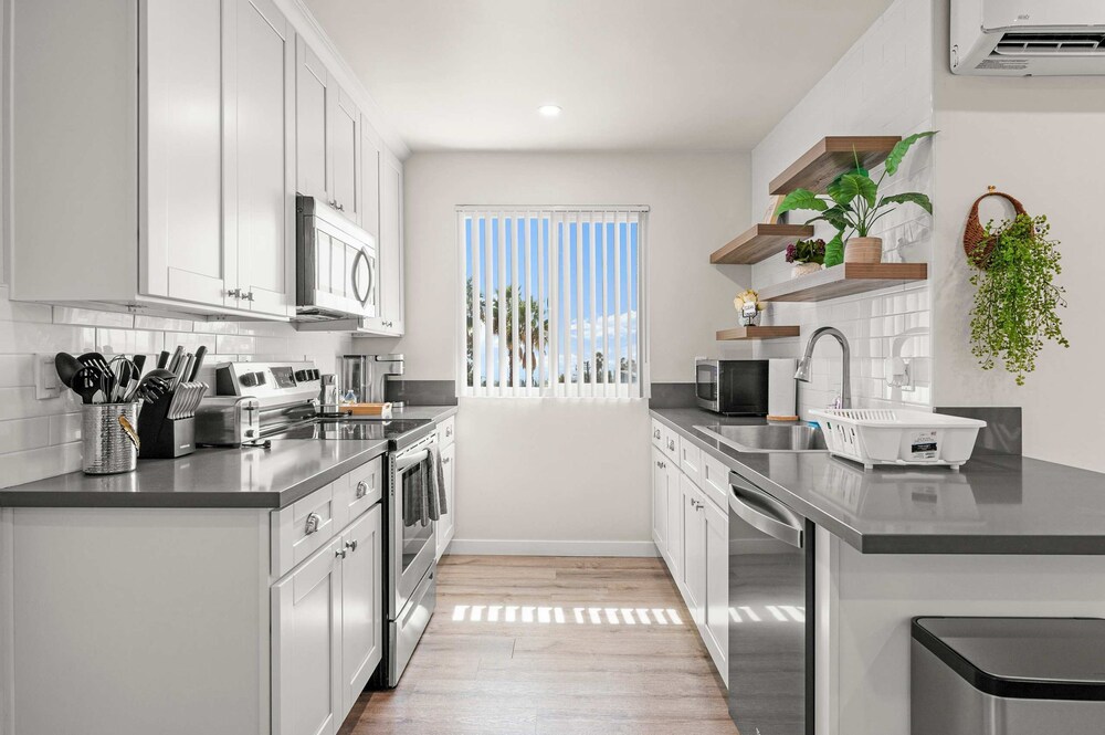 Stylish Home w Free Parking Near LA Hotspots 8