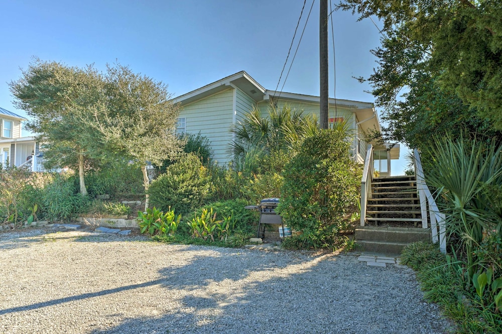 Oceanfront Gem w/ Rooftop Deck: Steps to Sand