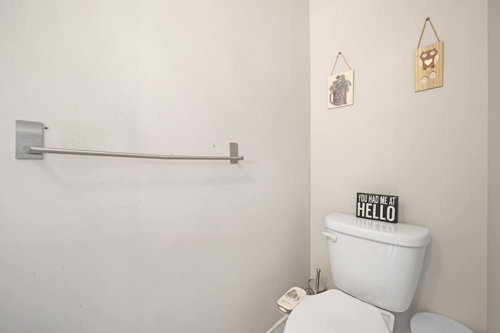 Family-friendly 3BR Mississauga Home w Parking