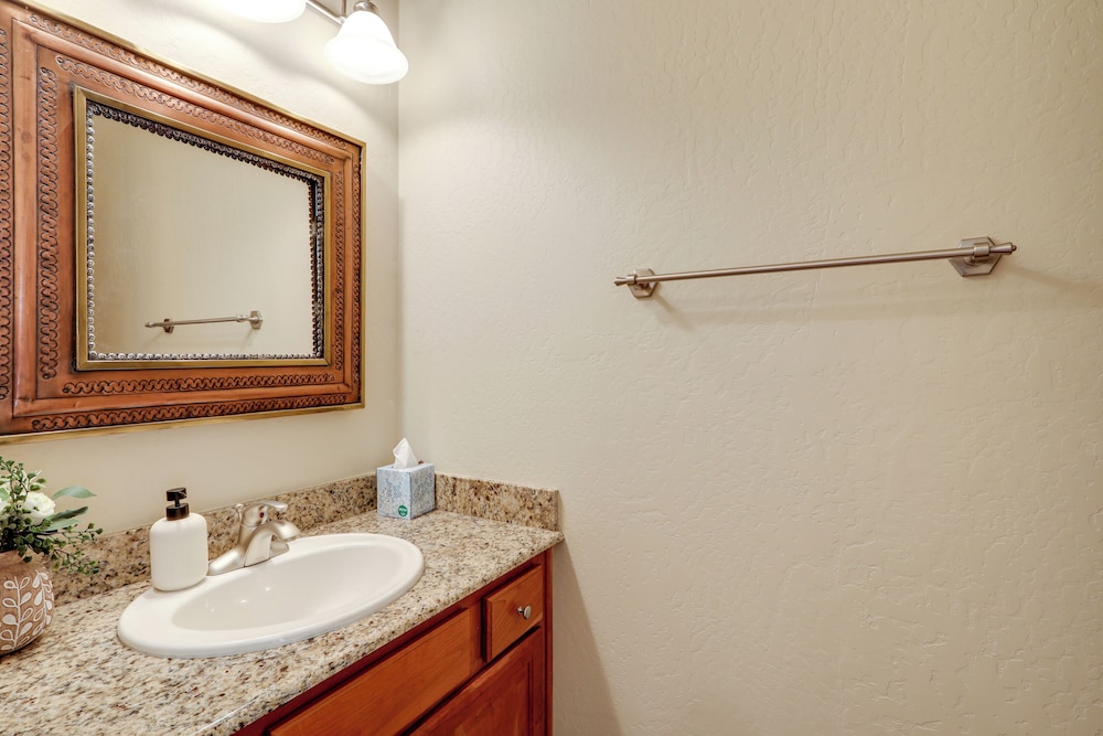 Tasteful Flagstaff Townhome w/ 2 Furnished Decks