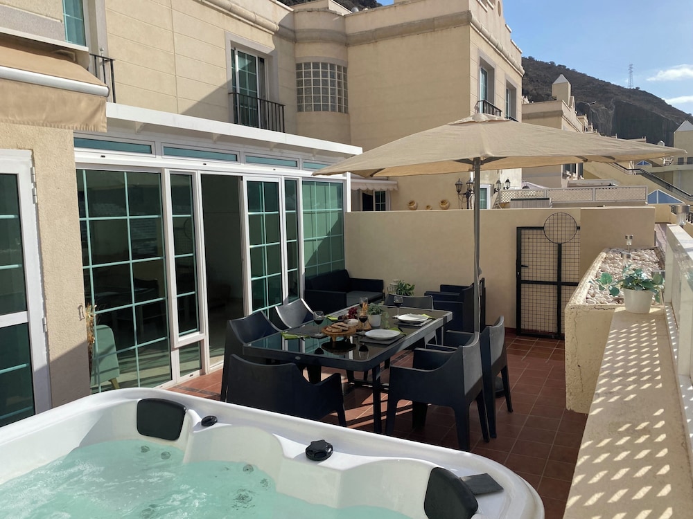 Modern Family Home Near the Pool With Private Jacuzzi!