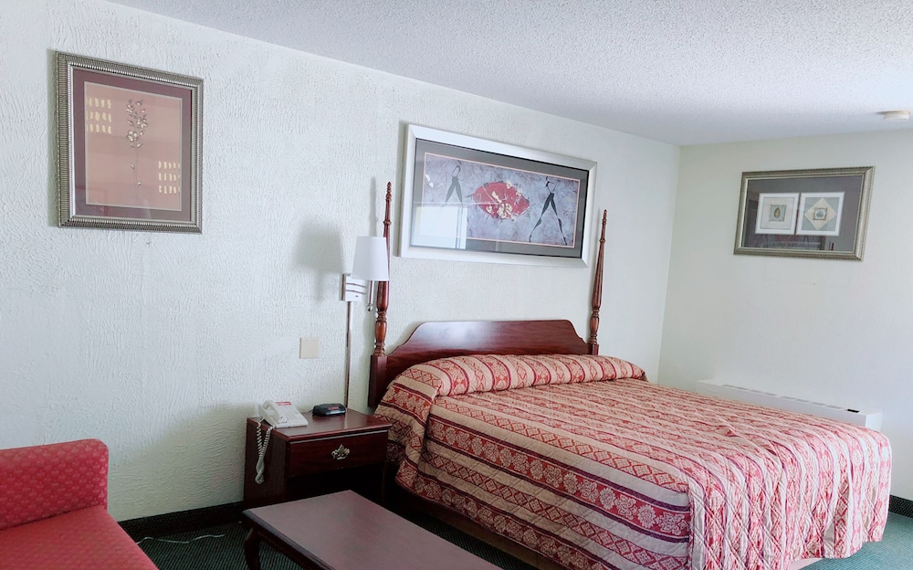 Staunton Vacations - Hometown  Inn - Property Image 8