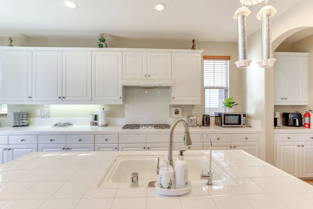 14 Mi to Old Town Temecula: Luxe Fallbrook Home!