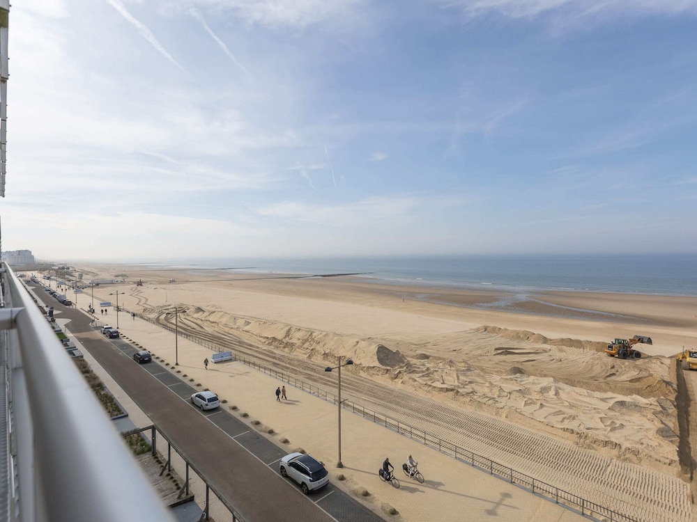 Modern Apartment With Frontal Sea-view