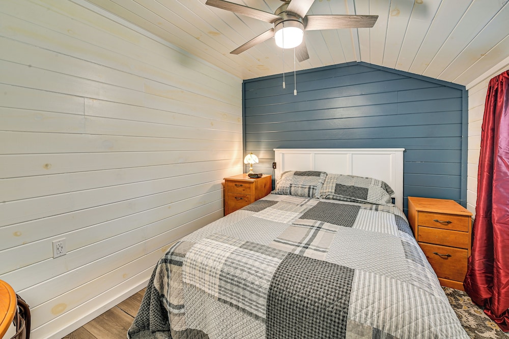 14 Mi to Kentucky Horse Park: Creekside Cabin