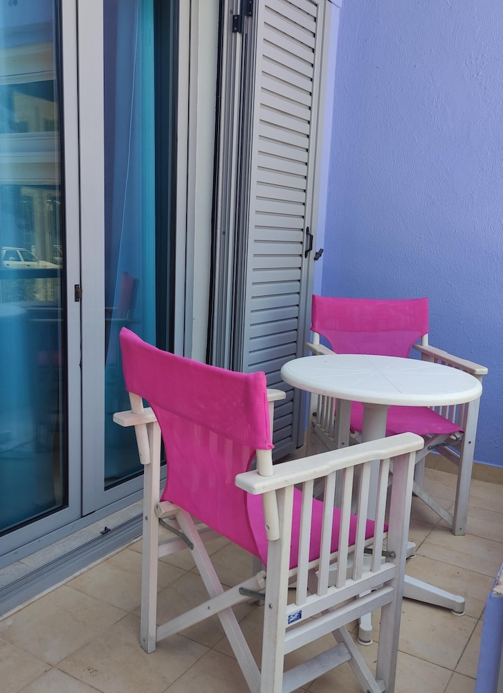 Okeania Seafront Rooms in Kamena Vourla