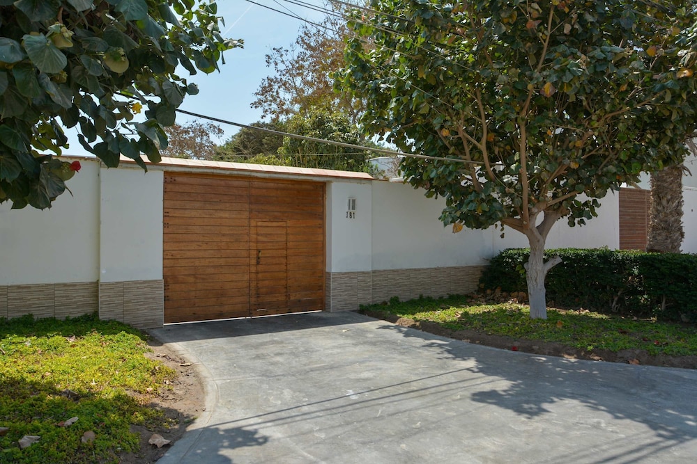 w Modern 5BR With Private Pool in Paracas