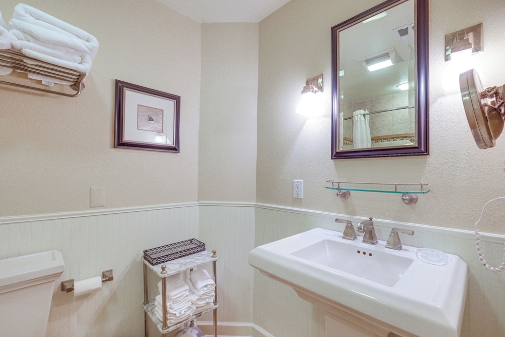 Resort Condo w/ Marina Access in Williamsburg!