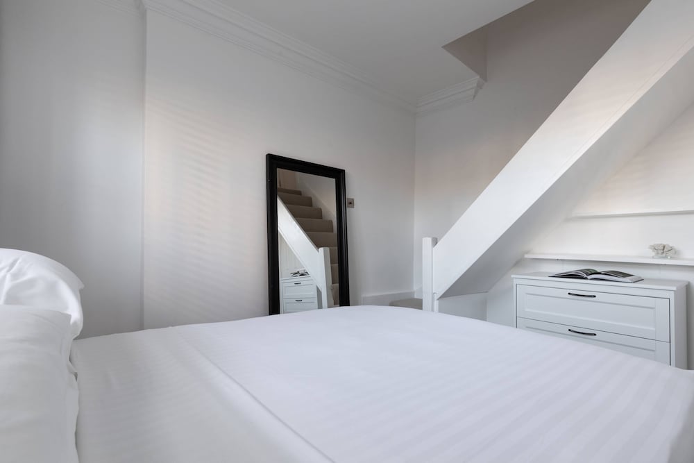 St Stephen's Gardens VII by Onefinestay