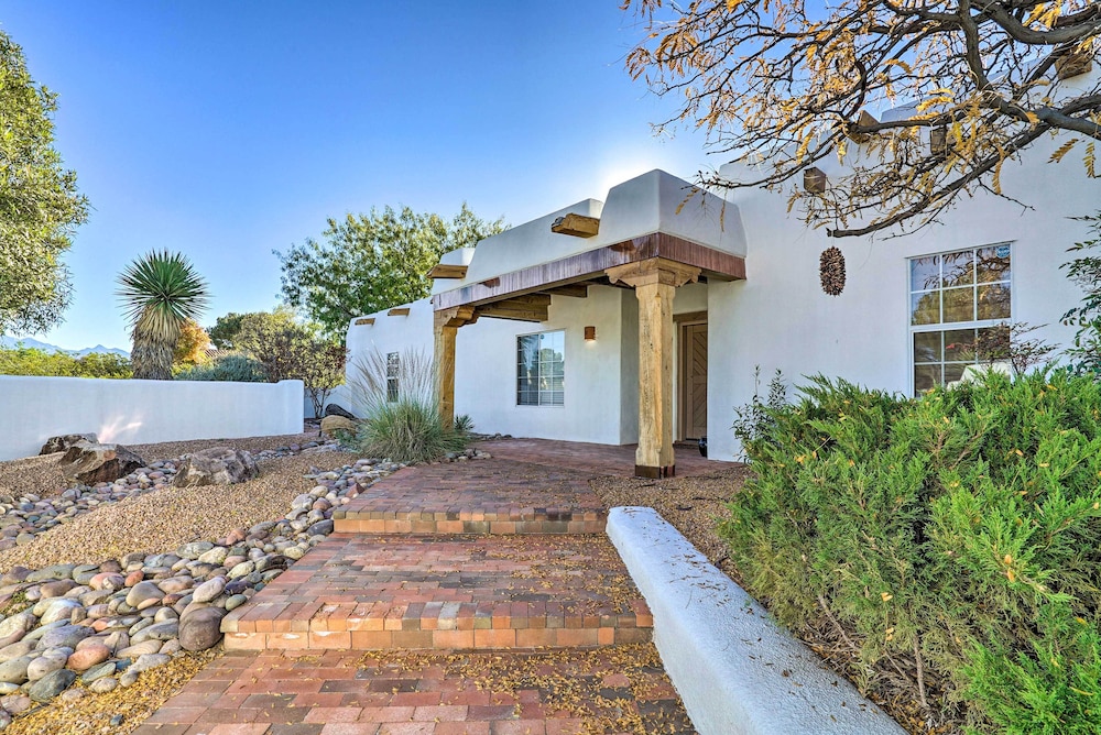 Las Cruces Home 'La Casa Blanca' w/ Courtyard
