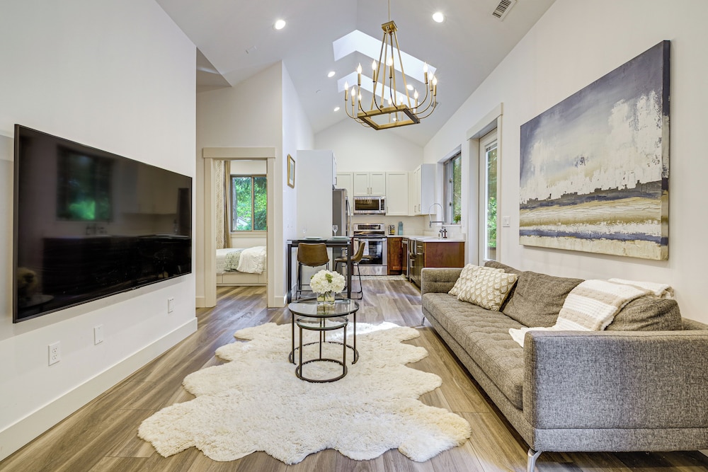 Wfh-friendly Gem w/ Creek: 4 Mi to Sammamish Trail