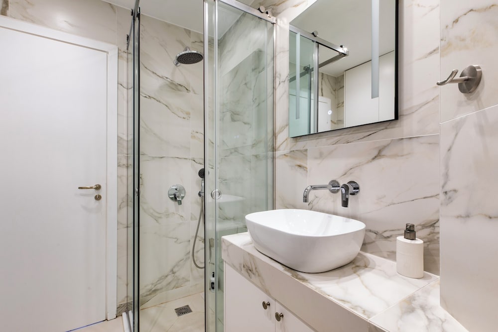 Attica - Captivating 2-Bedroom Apt & Balcony in Athens