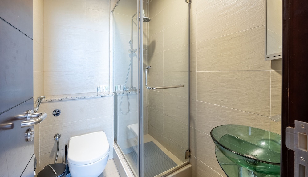 Exquisite 2BR w Exclusive Beach Access at the Palm