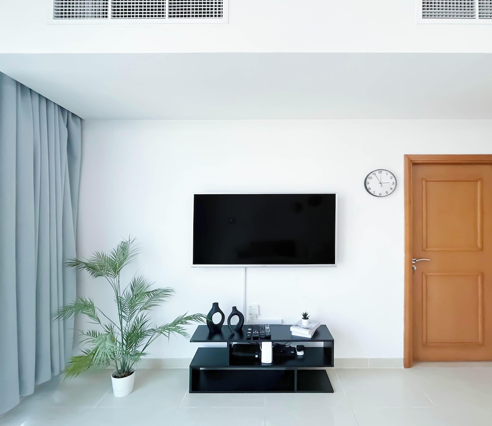 Prestige Marina Living 1BR Balcony, Pool & Gym