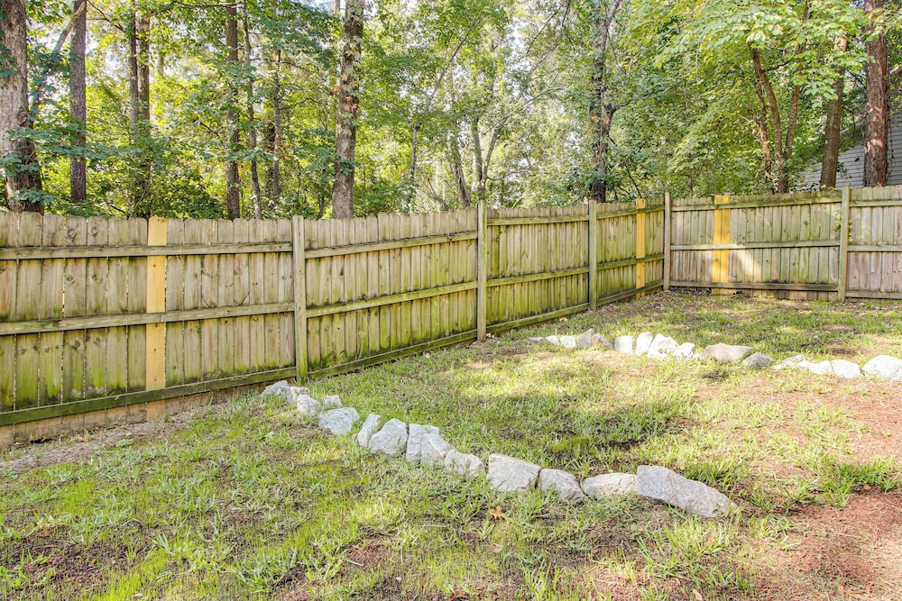 3 Mi to Marina: Quiet Getaway w/ Deck in Lexington