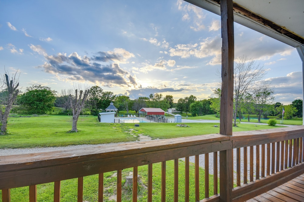 1 Mi to Mark Twain Lake: Cabin w/ Community Pool