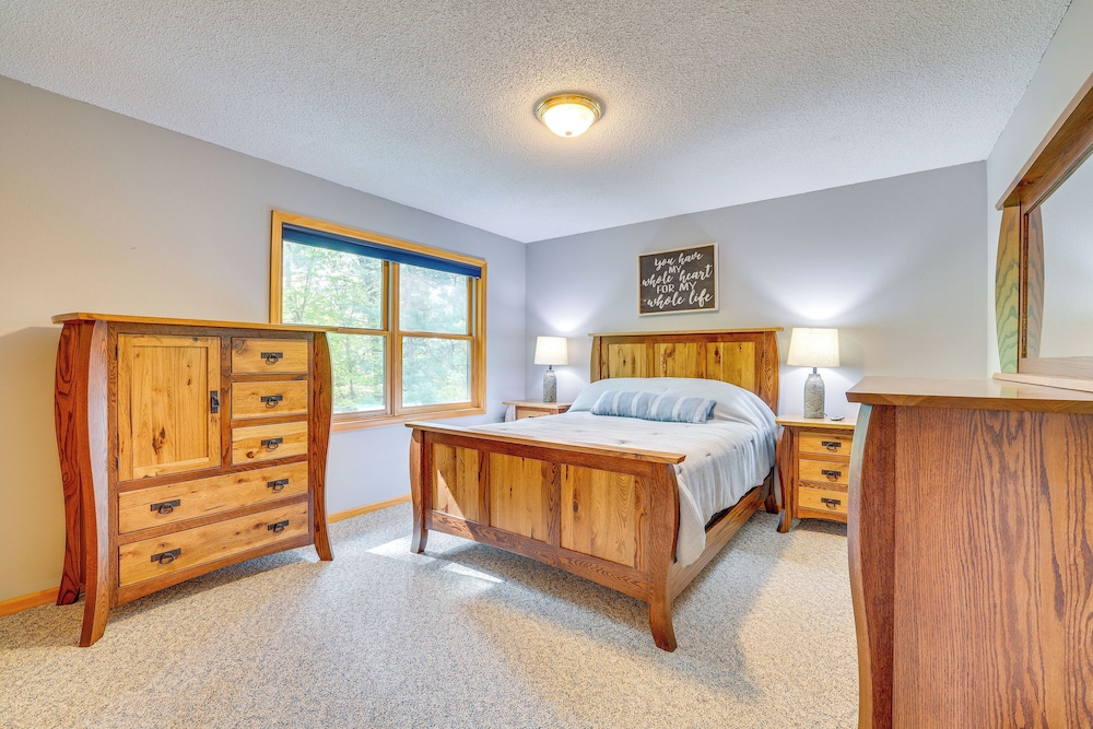 Gorgeous Lake Arbutus Getaway w/ Dock & Boat House