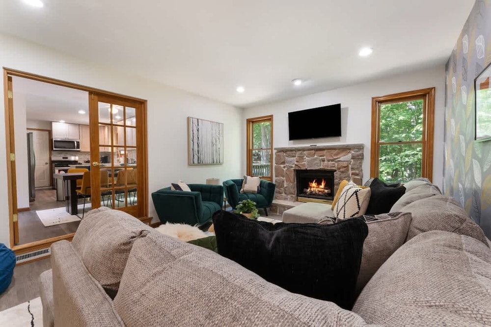 Charming Poconos Retreat With hot tub Fireplace