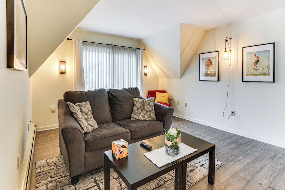 Walk to Town: Charming Unit w/ Balcony in Bedford!