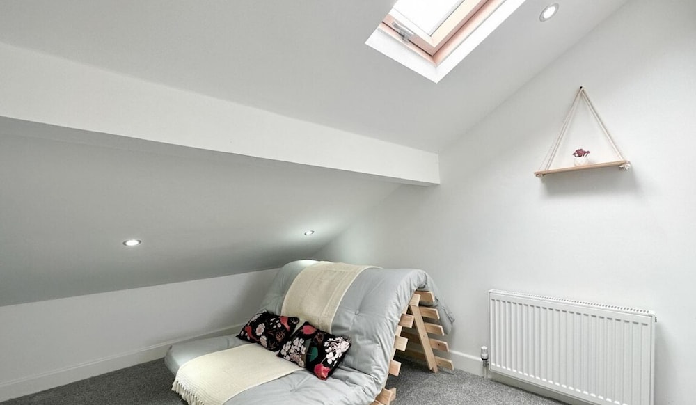Stunning Design 3 Bedroom House Street Parking view 5