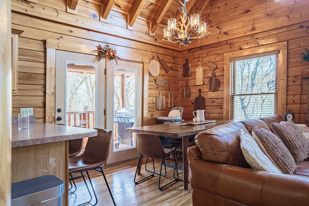 Bear Creek Way by Avantstay Hot Tub, Game Room, Air Hockey, Near Dollywood & Smoky Trails