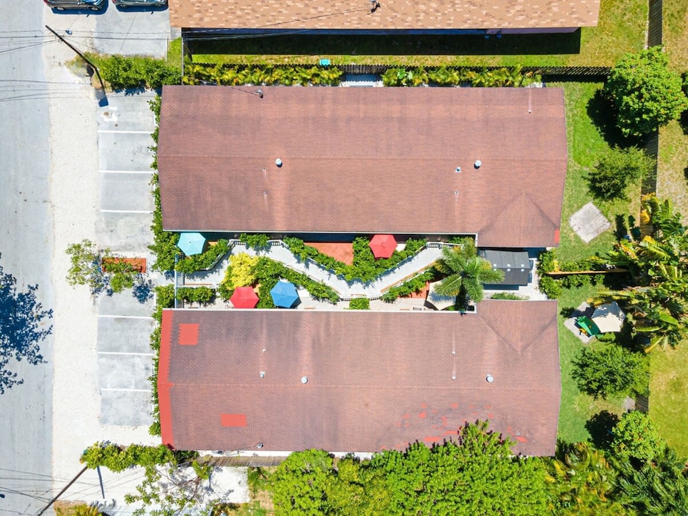 Lovely 2 BR Condo With Free Parking on Premises