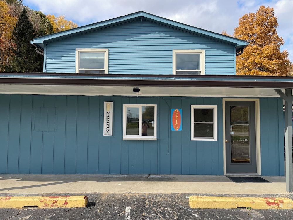 Bloomington Vacations - Royal Motel - Property Image 1