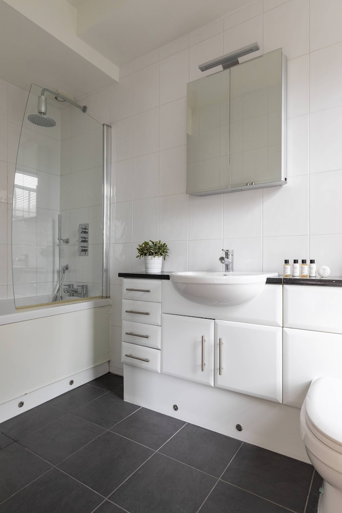 Sloane Avenue IV by Onefinestay