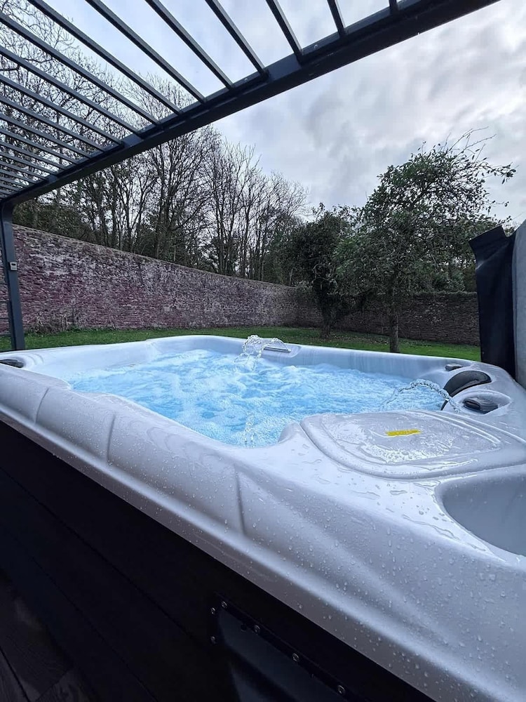 Glamping Pod With Hot Tub in Orchard