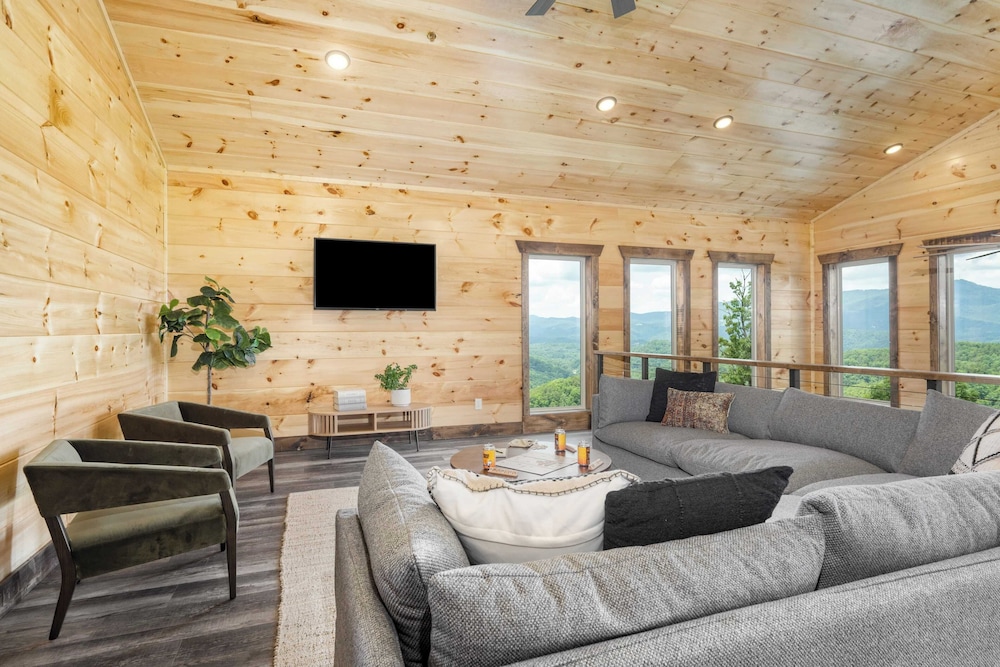 2 Homes Firefly Trail Way by Avantstay Sleeps 28, Indoor Pool + Hot Tub + Movie Theater & Game Room