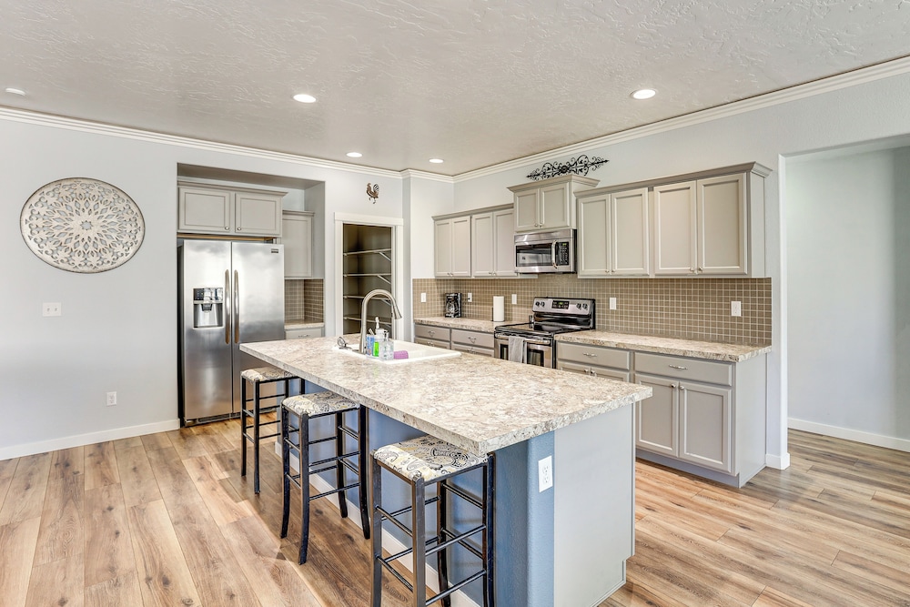 Kuna Group Getaway w/ Patio & Grill