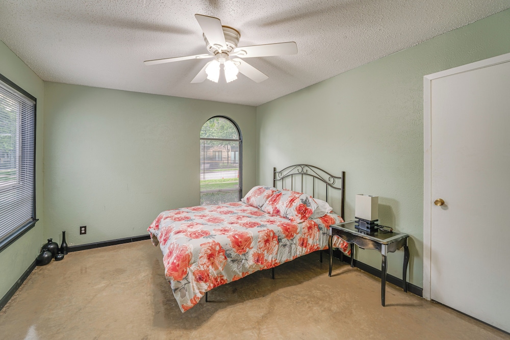 3 Mi to Dtwn Dallas: Condo w/ Walkable Location!