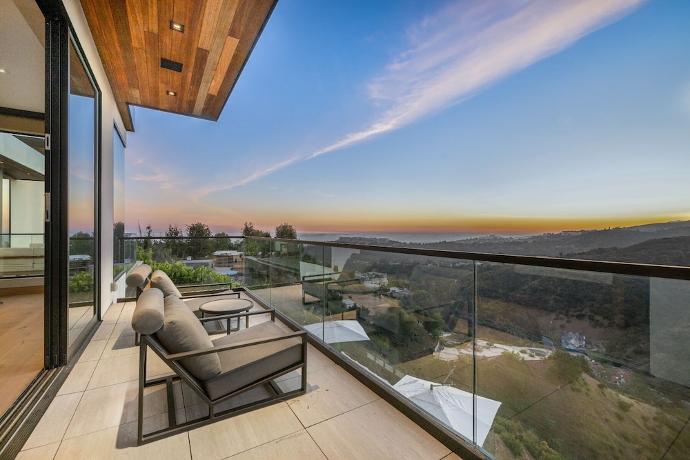 Linda Flora Modern Estate