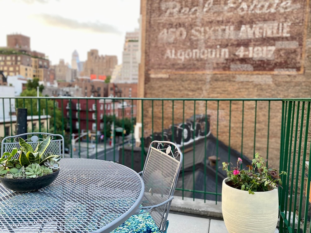 Lofty Bright Greenwich Getaway w Private Rooftop