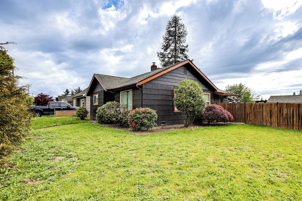 3 Mi to Emerald Downs: Pet-friendly Home
