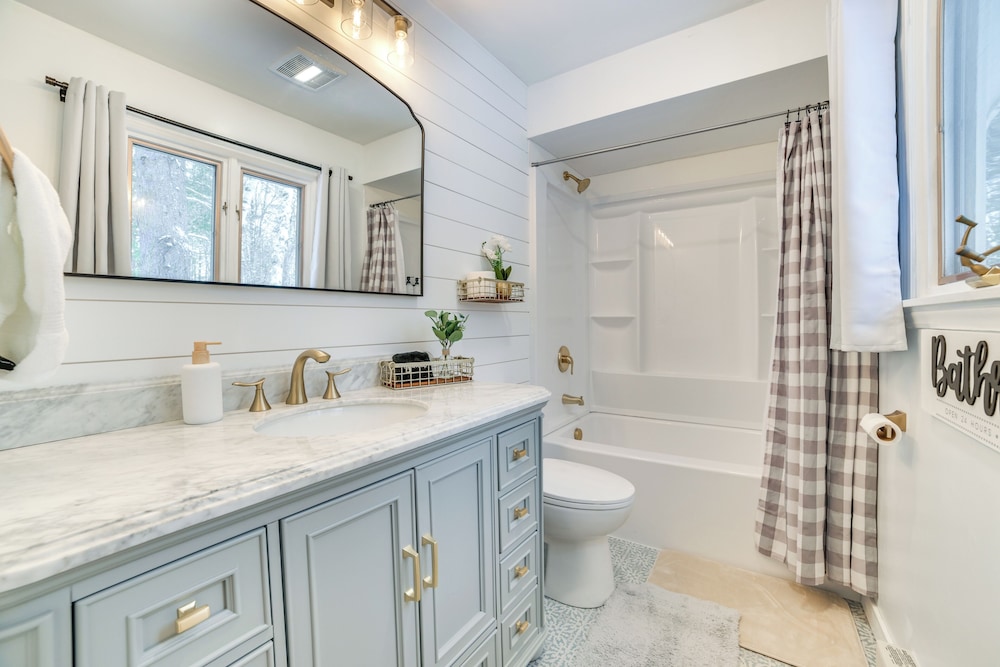 Private Hot Tub & Deck: Gaylord Family Home!