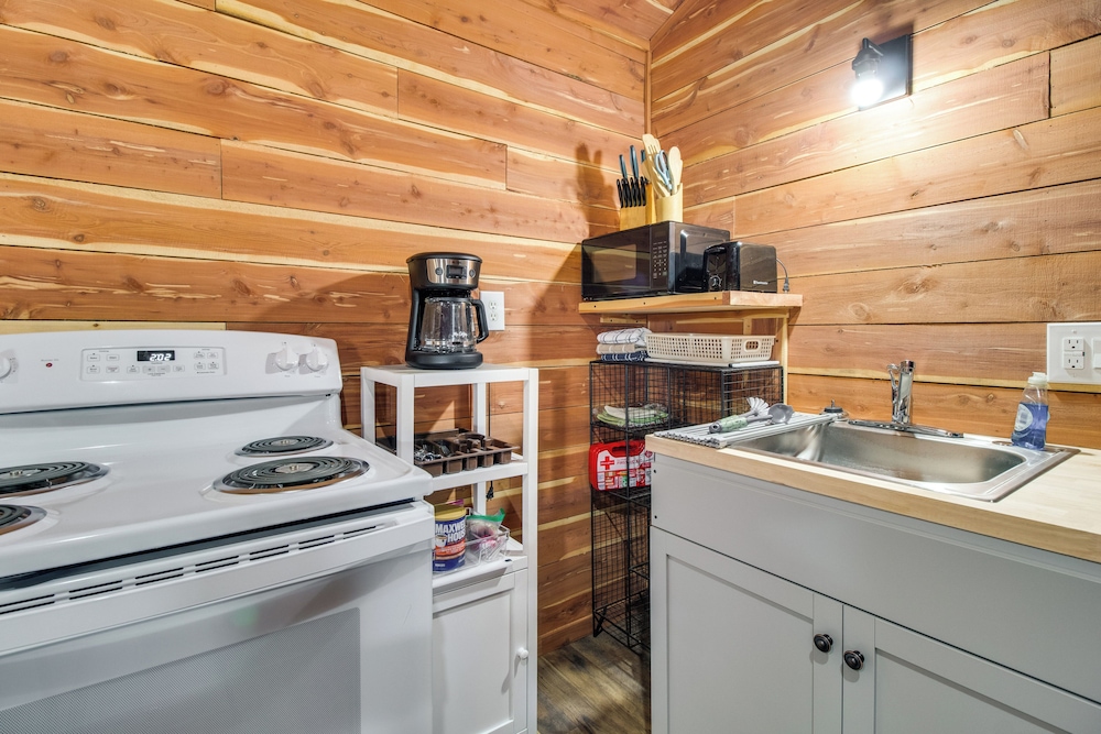 Half-mi to Bull Shoals Lake Access: Angler's Cabin