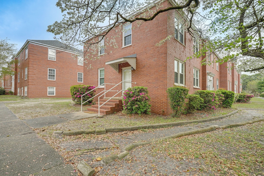 8 Mi to Beach: Cozy Condo Getaway in Wilmington!