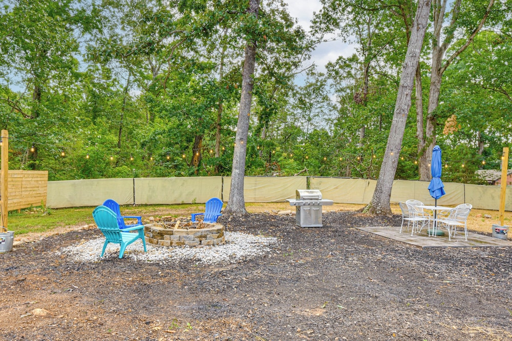 Walk to Beach: Lake Hartwell Cabin w/ Large Yard!