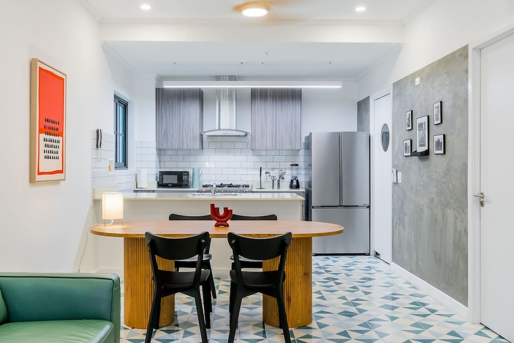 w Charming 1BR in Santa Ana s Best Area