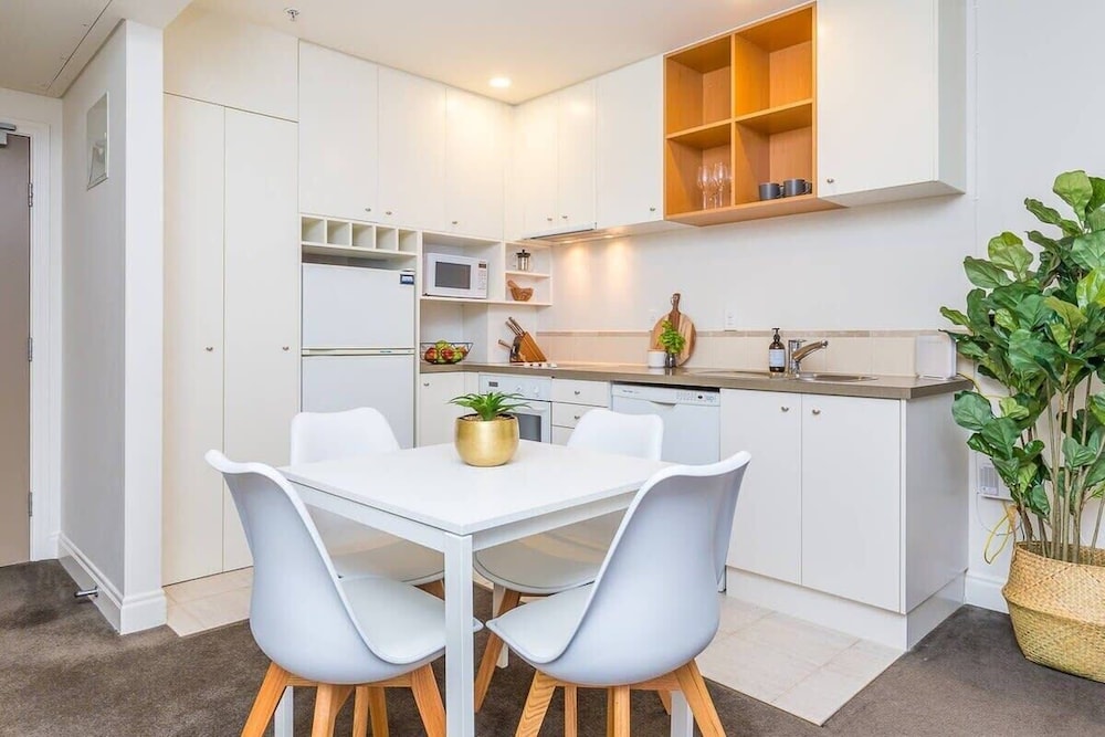 Stylish 1BR w/ Lovely Views, Pool+Gym Zodiak Stays