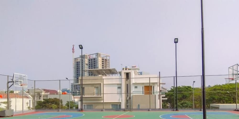 Cozy And Best Location 1Br Gold Coast Apartment