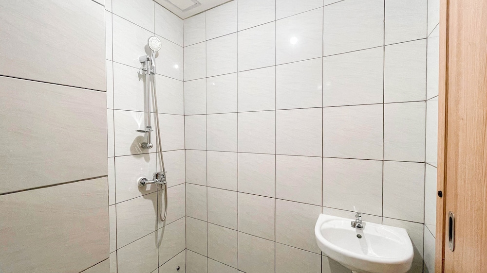 Simple Look Studio (No Kitchen) Near Unhas Bandaraya - Tallasa City Makassar Apartment