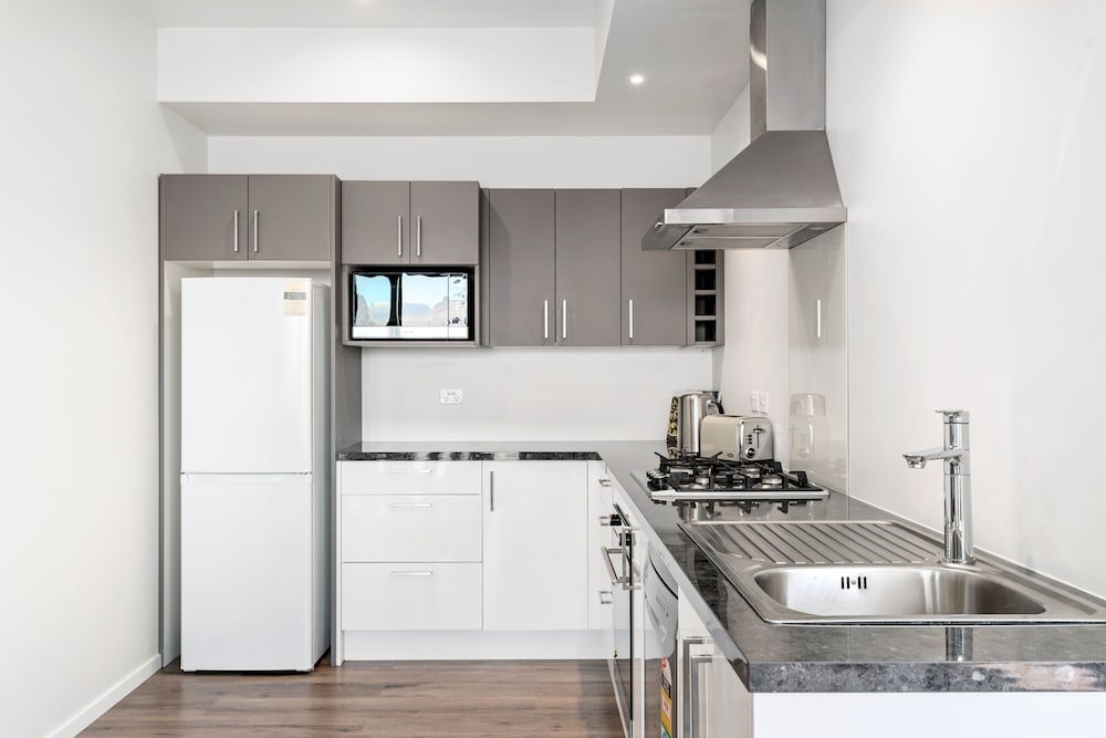 A LUCKIE CHARM - 8 BEDROOM TOWNHOUSE view 2