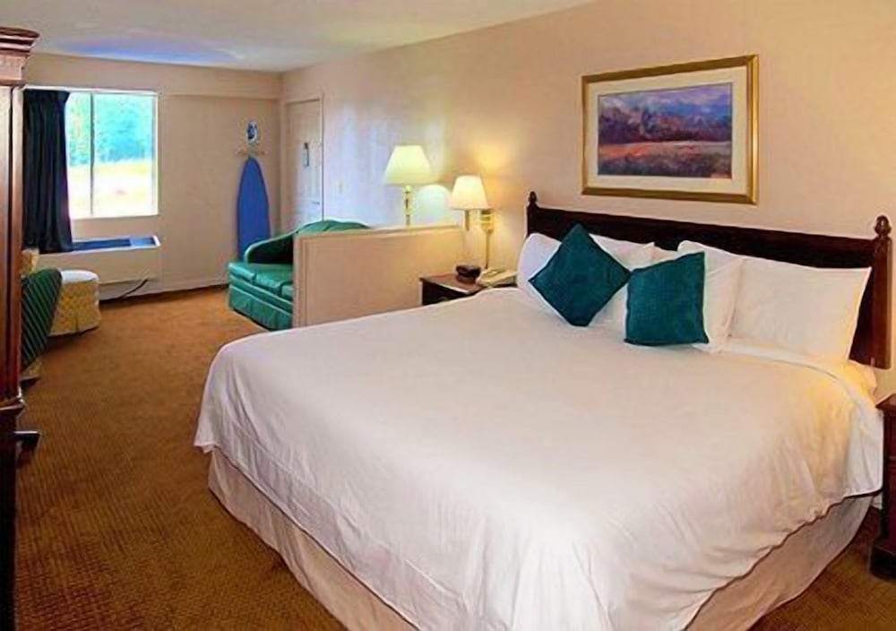 Econo Lodge Inn & Suites Columbus near Fort Benning